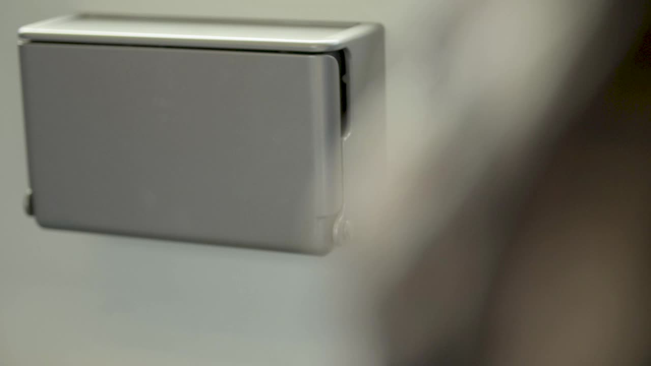 persona mirando en un pequeño contenedor de basura en un tren