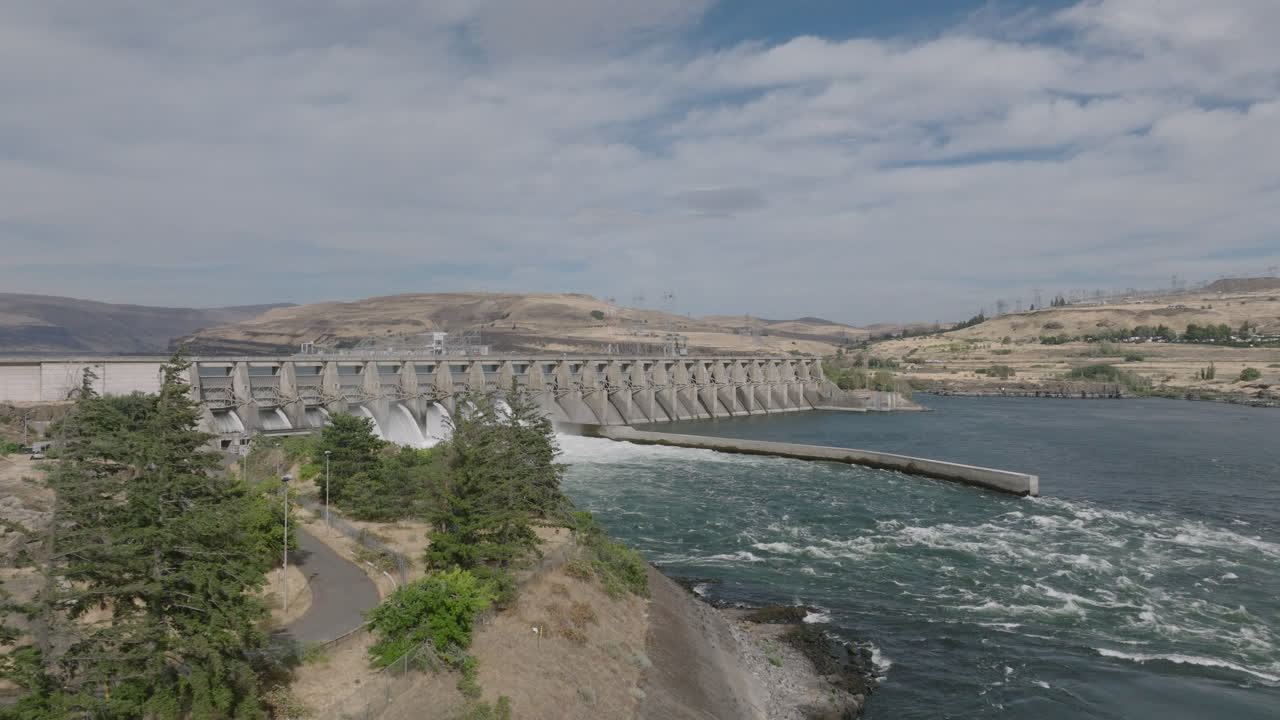 antena de drones de una represa hidroeléctrica a lo largo del río columbia