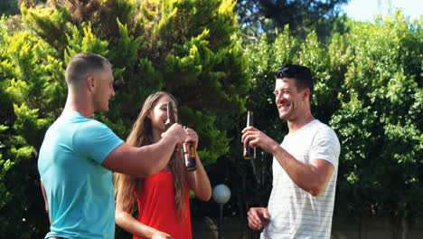 Grupo-De-Amigos-Brindando-Con-Botellas-De-Cerveza