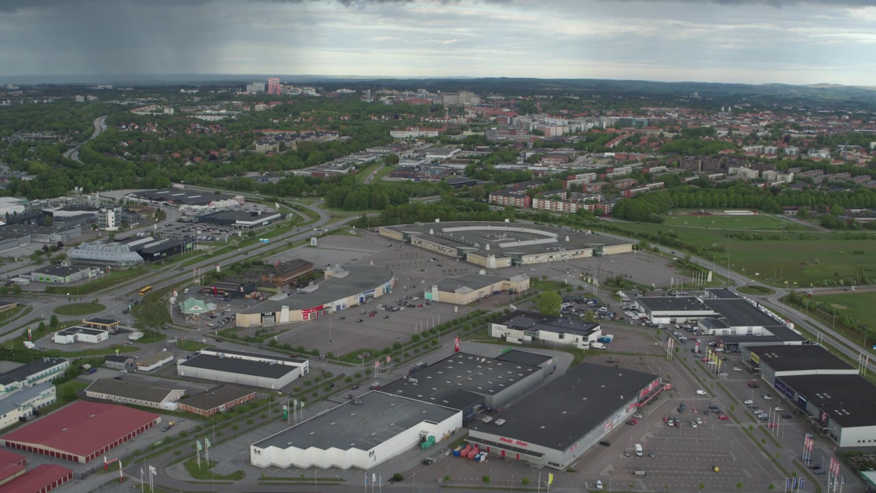 Flug in Richtung des Nova Einkaufszentrums in Lund, Schweden - Luftaufnahme