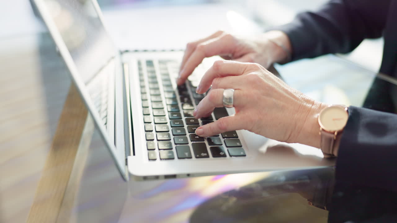 mujer de negocios, manos y mecanografía en computadora portátil