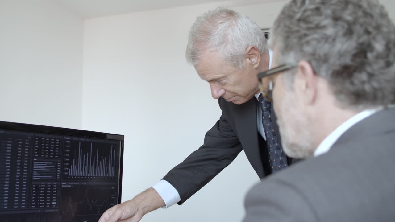 주식 시장 역학을 논의하는 진지한 성숙한 투자자