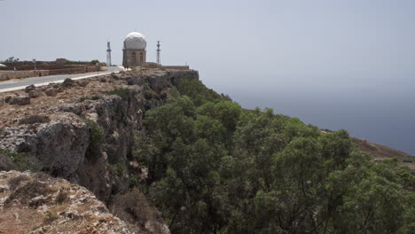 imágenes en 4k de un enorme radar marino junto a los acantilados de la isla de malta