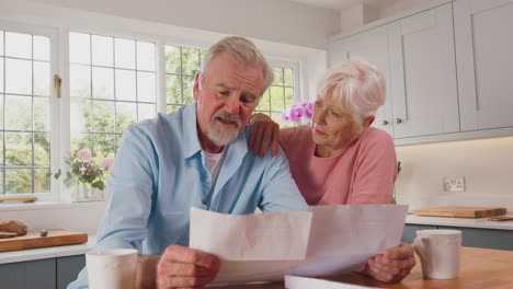 Preocupada-Pareja-De-Ancianos-Jubilados-Mirando-Facturas-En-Casa-Preocupada-Por-El-Costo-De-Vida