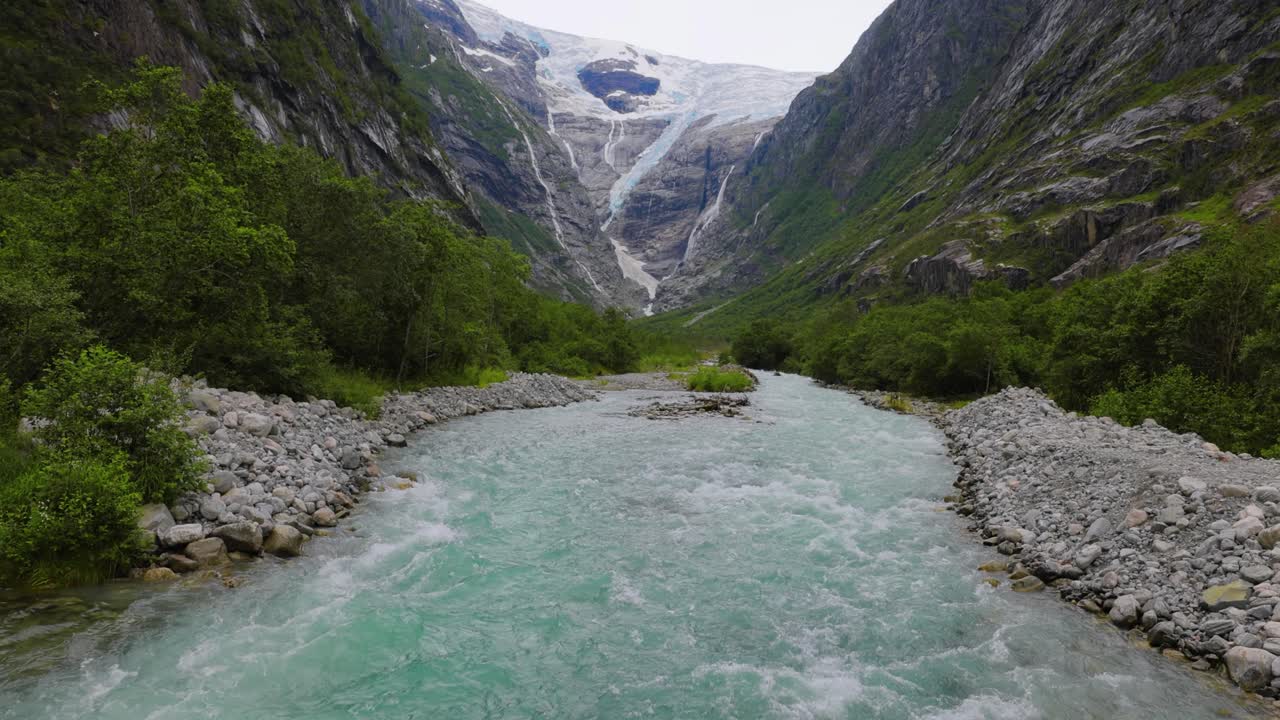 el glaciar kjenndalsbreen es una naturaleza hermosa, un paisaje natural de noruega.