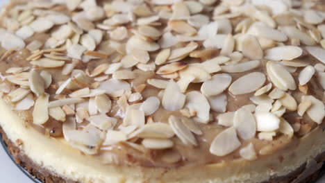 tarta de queso casera con hojuelas de almendra encima