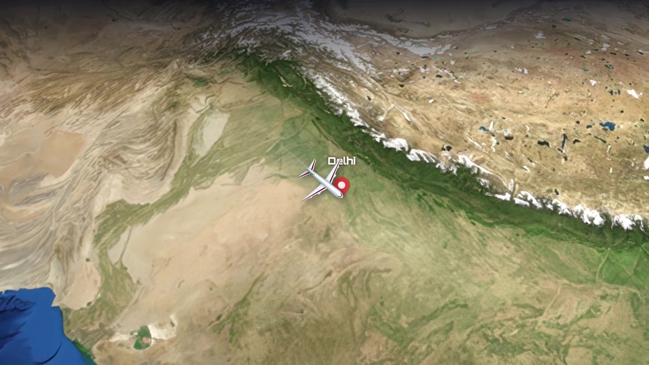 Et kommercielt fly flyver hen over en 3D-globus fra London til Delhi med placeringsmarkører