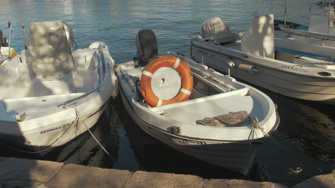 pequeños barcos de pesca de plástico en skala sikamineas.