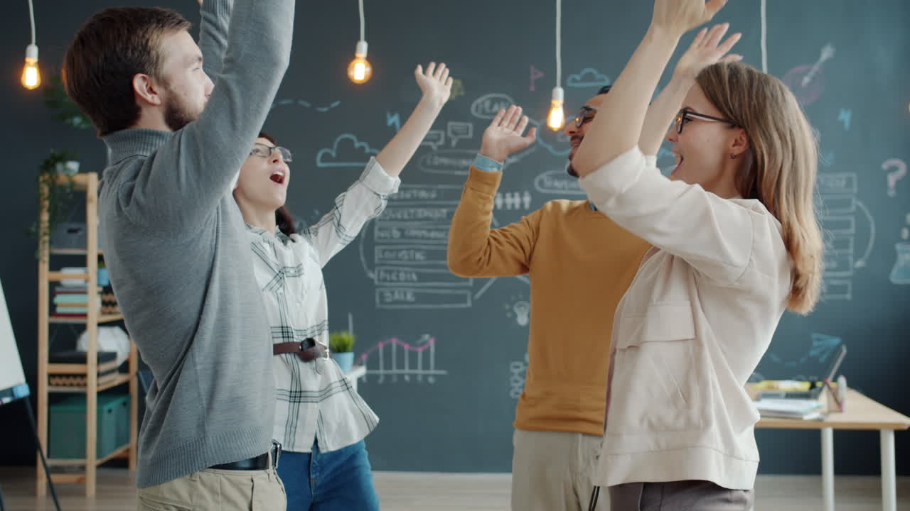 equipo celebrando el éxito