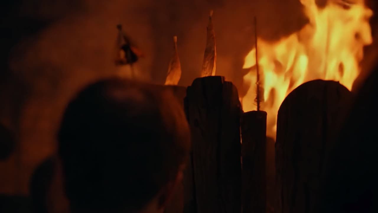 밤 에 불꽃 을 둘러싸고 모인 사람 들