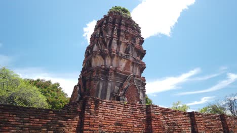 toma estática: templo budista en la antigua ciudad histórica de ayutthaya tailandia que parece estar cayendo