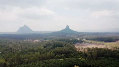 monte coonowrin y monte beerwah en un día de niebla en las montañas de la casa de cristal en la región de la costa del sol, qld, australia