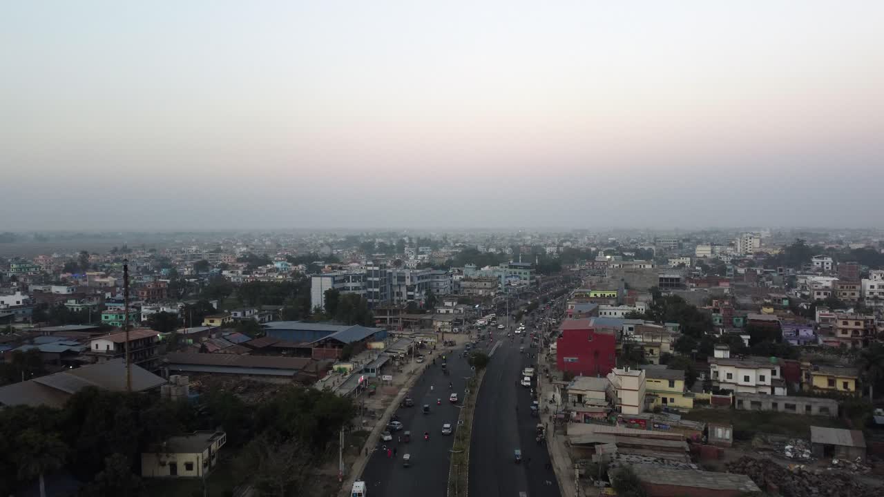 una vista aérea del tráfico en la carretera en la ciudad en expansión de nepalgung en el oeste de nepal
