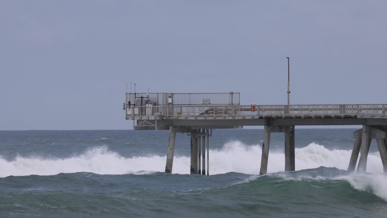 Timelapse of waves hitting a sturdy ocean pier