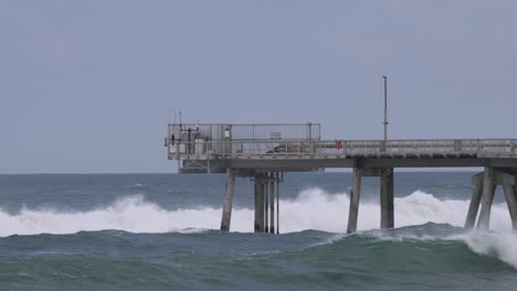 el lapso de tiempo de las olas que golpean un fuerte muelle oceánico