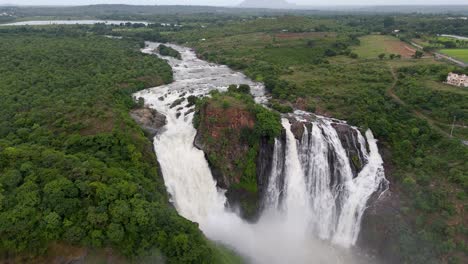 water falls in river kaveri shivanasamudra falls is a cluster of waterfalls on the borders of malavalli, mandya and kollegala, chamarajanagara, in karnataka, india,
