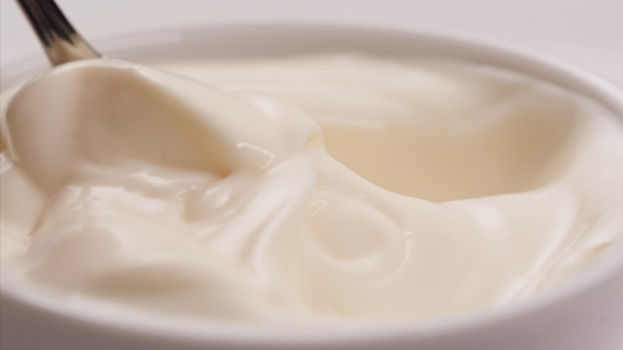 Flødeskum eller cremefraiche i en skål