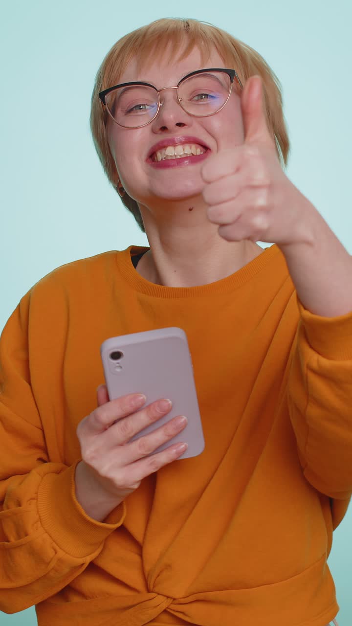 Vincitore felice eccitato donna usa smartphone dire wow sì scoperto grande grande vincita buone notizie lotteria
