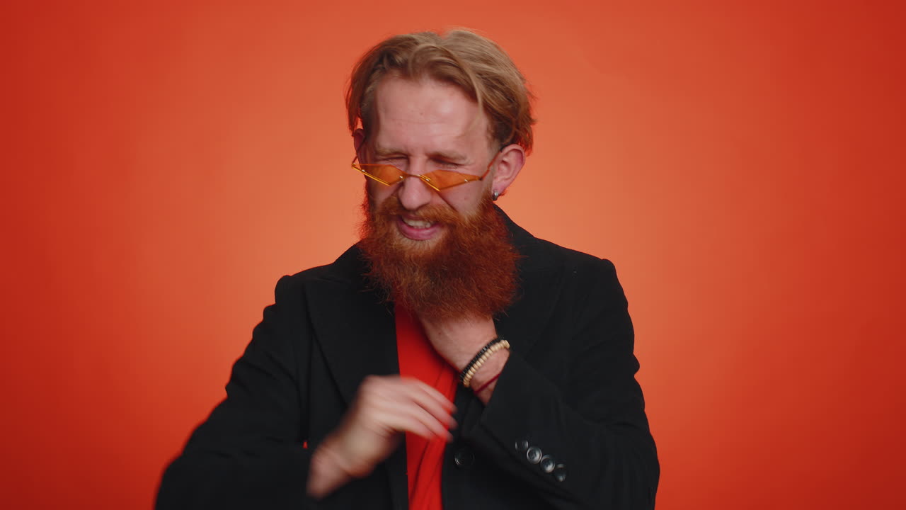 hombre colapso nervioso, pierde siendo sorprendido por los resultados de la lotería, mala fortuna, pérdida, noticias de mala suerte