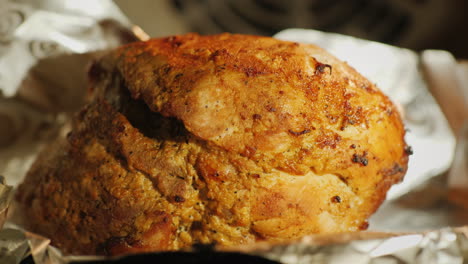 un gran trozo de carne apetitosa en un horno eléctrico caliente video 4k