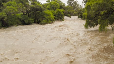 río desbordado en la ciudad y parques