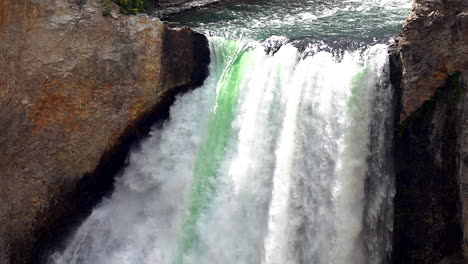 Tiro-Medio-De-Cámara-Ultra-Lenta-De-Agua-Que-Fluye-Sobre-El-Borde-De-Las-Cataratas-Inferiores-De-Yellowstone