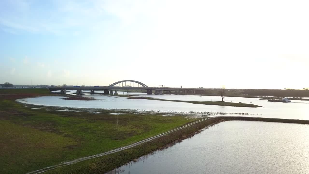 다리와 고속도로가 보이는 강이나 운하에서 직진 비행