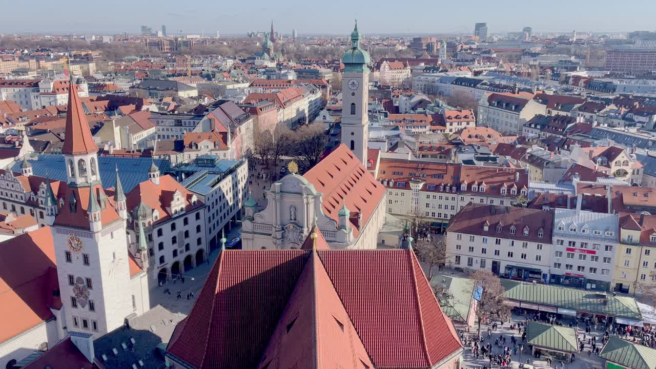 torres de la iglesia de múnich con vistas al paisaje de la ciudad a viktualienmarkt y el casco antiguo