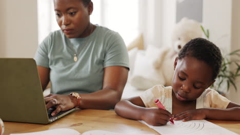 Mujer-Negra,-Computadora-Portátil-Y-Ayuda-Al-Niño-Con-La-Tarea