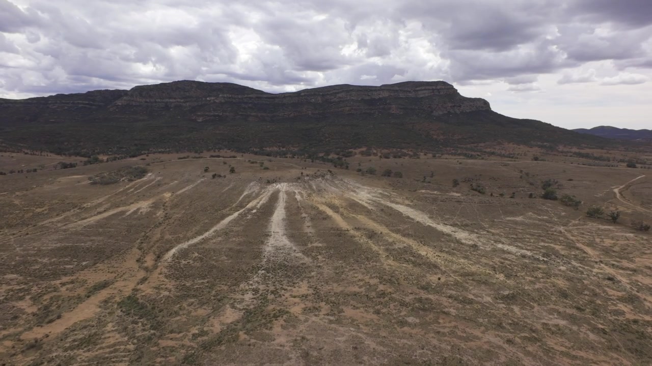 Droneflyvning mod Flinders Ranges i South Australia.