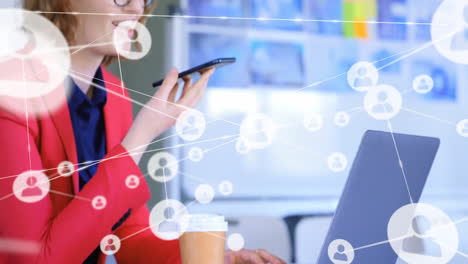 hablando en el teléfono inteligente, mujer con gafas, conexiones de red animación sobre el fondo de la oficina