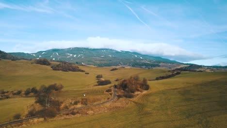 drone disparó sobre colinas con montañas y nubes