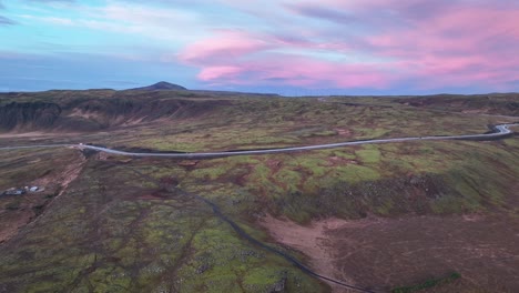 Route-1-Durch-Das-Kraftwerk-Hellisheidi-Während-Des-Rosa-Sonnenaufgangs-In-Südisland