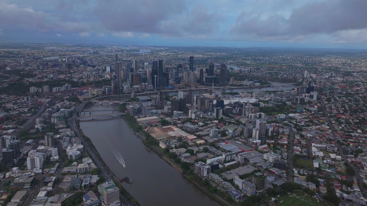 Brisbane City River Quay færger sejlbåde Australien droneoptagelse BrissySouth Bank Park Skyline skyskraberkraner morgensol regnfulde skyer australsk sommer efterår vinter fremadgående panorering