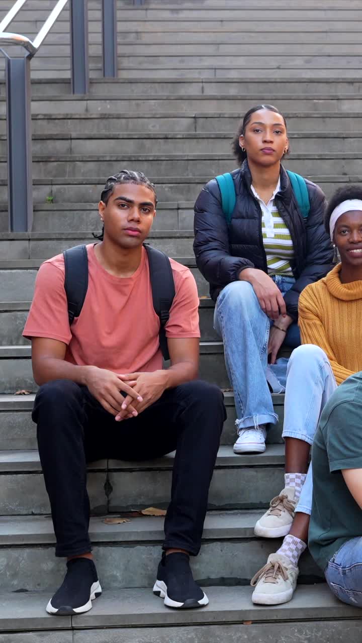 Groupe d’étudiants diversifiés dans un escalier