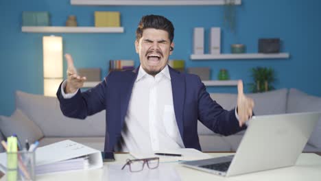 el hombre de negocios que trabaja desde casa está estresado y abrumado por el trabajo.