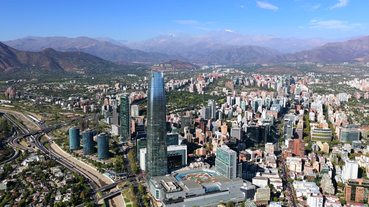 Vista aerea della Regione Metropolitana di Santiago con le Ande, Cile. Città moderna latinoamericana