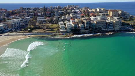 Vista-De-Los-Suburbios-Costeros-En-La-Playa-De-Bondi-Del-Norte-Con-Gente-En-El-Océano-Azul-Cerca-De-La-Ciudad-De-Benbucker,-Sydney,-Nueva-Gales-Del-Sur,-Australia