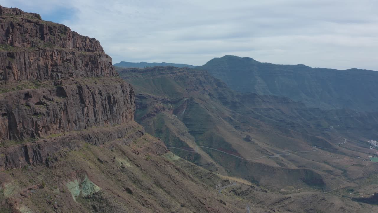 vuelo de drones de montañas y cañones en gran canaria
