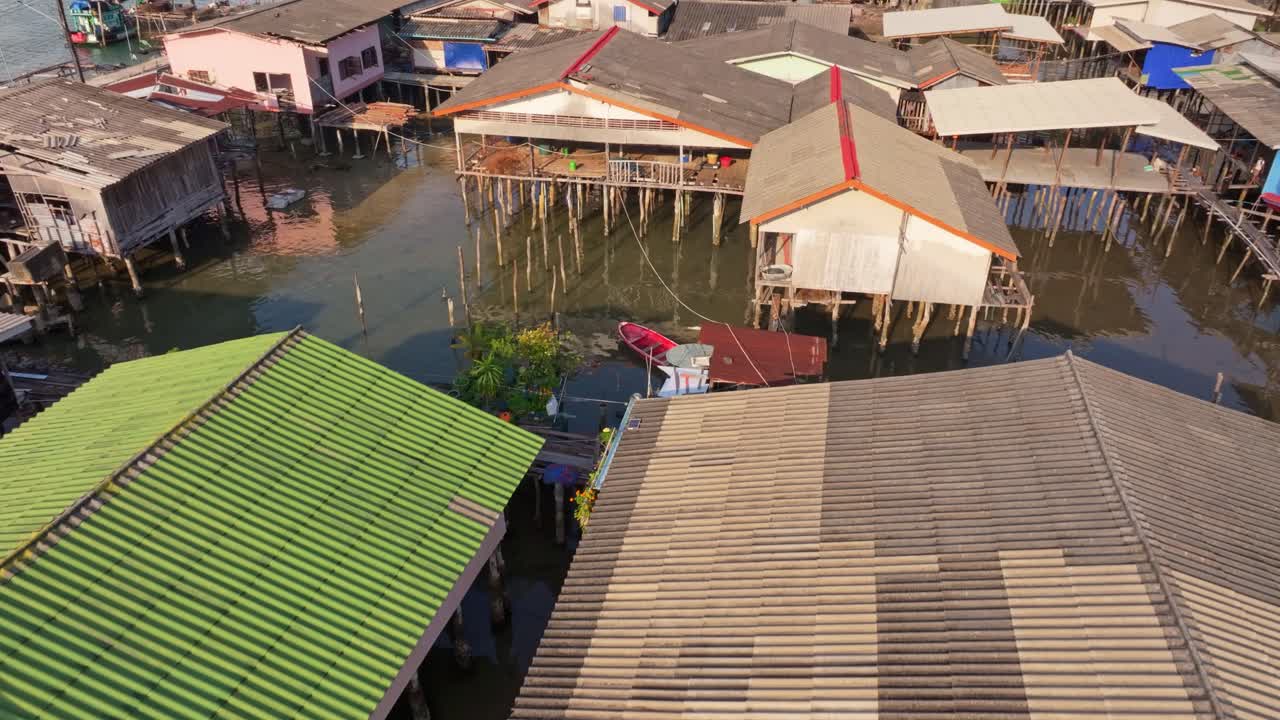 Drönarvy över fiskarstugor och Ao Yai-piren vid havet, Koh Kood, Thailand