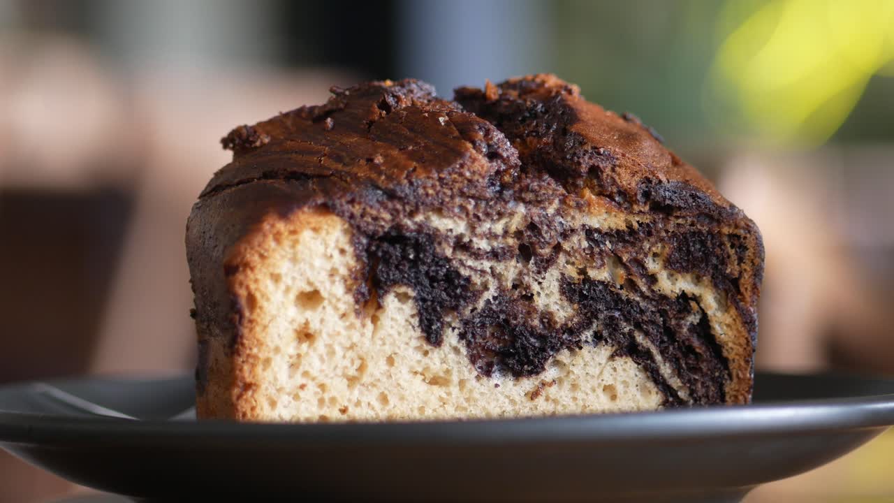 primer plano de una deliciosa rebanada de pastel de mármol