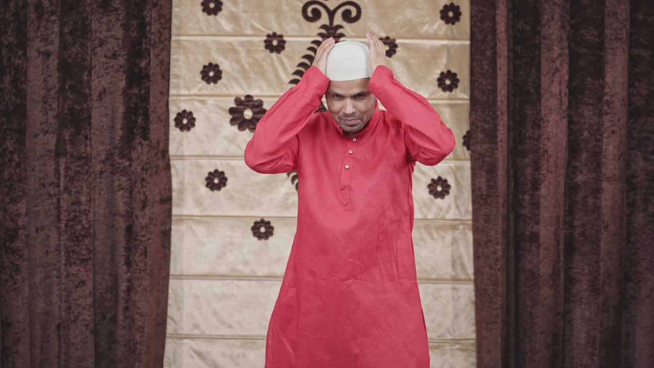 hombre musulmán preparándose para la celebración del eid