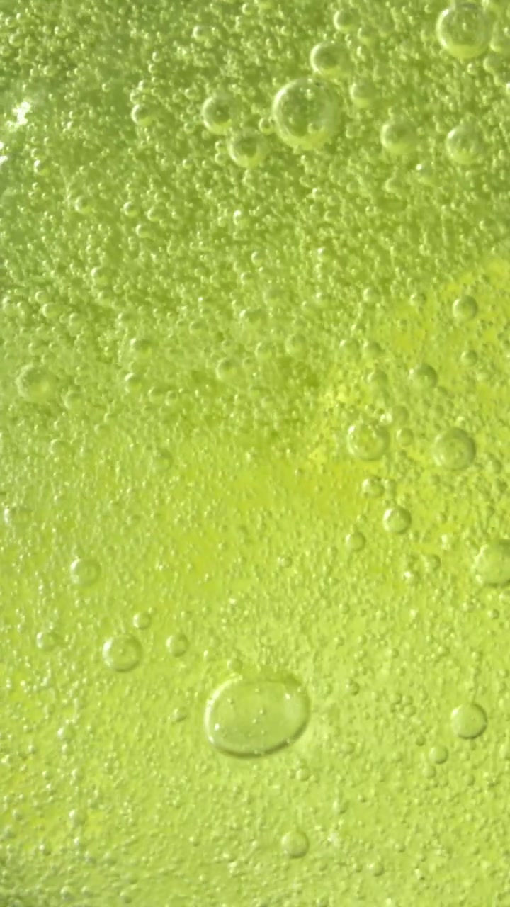 Liquido verde astratto con bolle effervescenti