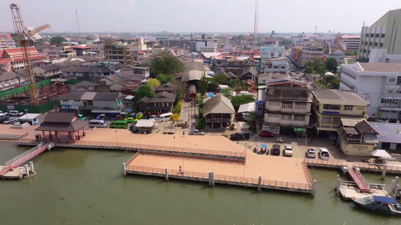 Tayland'daki Mueang Samut Songkhram şehir siluetinin drone perspektifi
