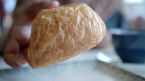 primer plano de un croissant