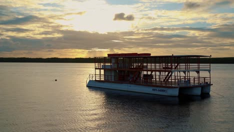 Hermosa-Puesta-De-Sol-Amarilla-Y-Dorada-En-Un-Gran-Río-Cerca-De-La-Playa-De-Cocodrilos-En-Joao-Pessoa,-Brasil,-Que-Tiene-Grandes-Barcos-Turísticos-Para-Excursiones-Por-El-Río