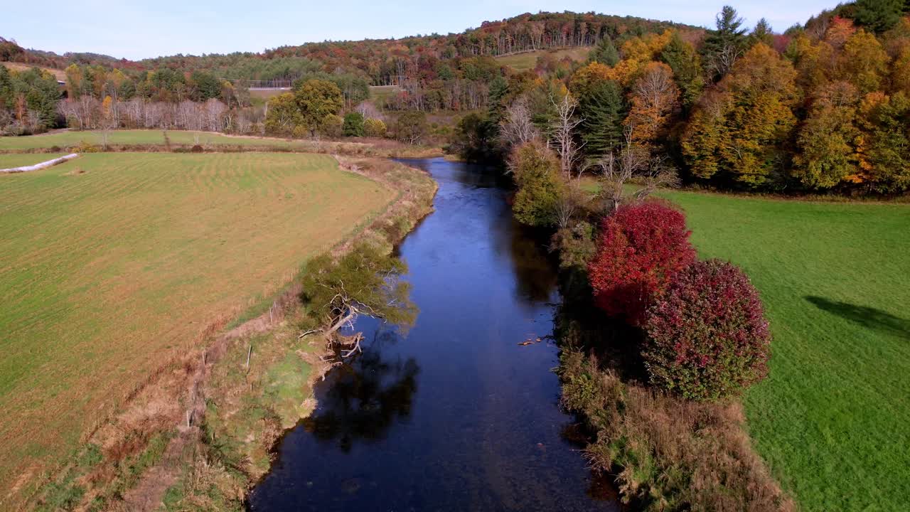 antenas de otoño nuevo río en el condado de ashe nc, carolina del norte