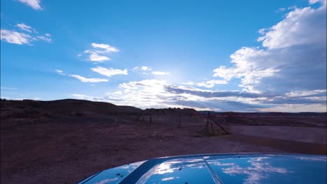 夕暮れの砂漠の風景を通ってオフロードを運転し ⁇ キャンプ場を探しています