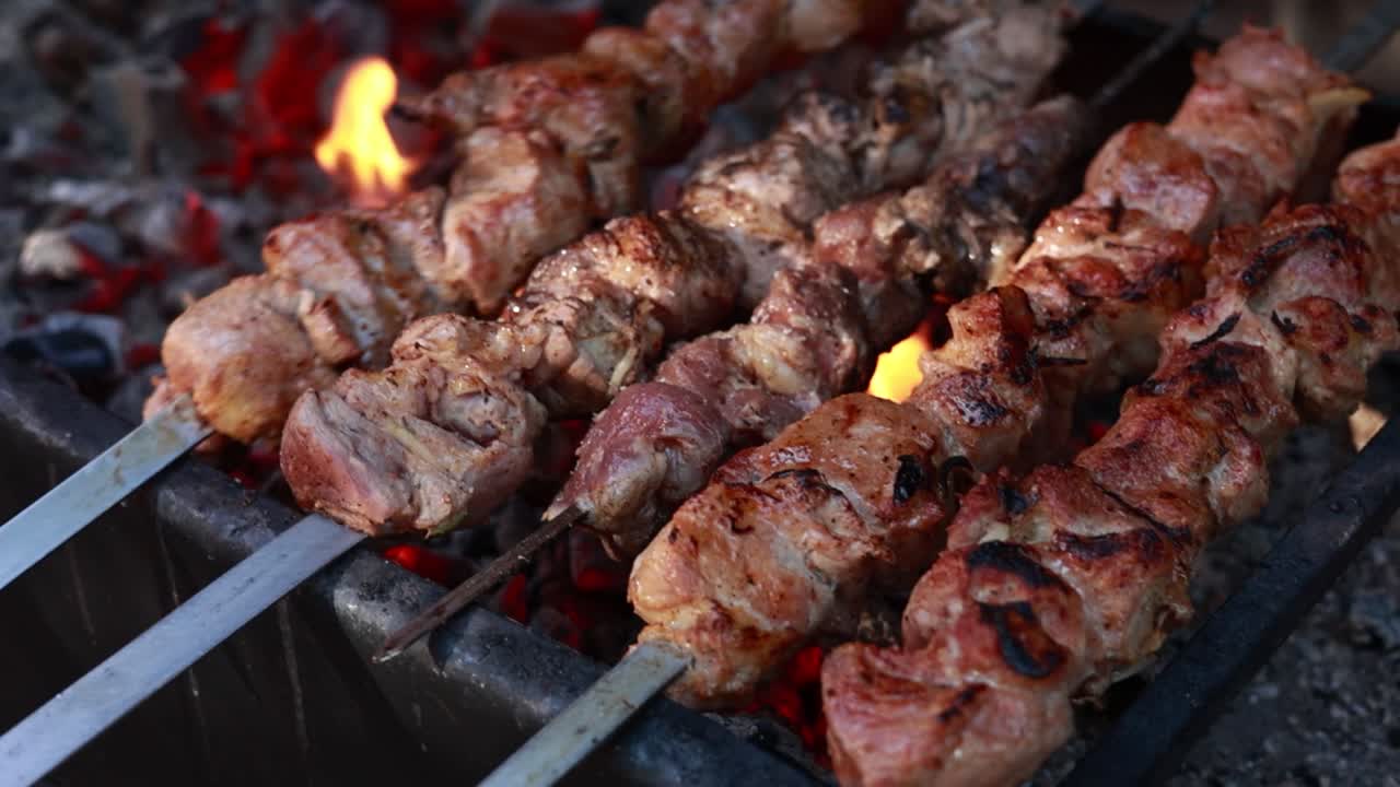 Delizioso shish kebab grigliato su griglia a carbone