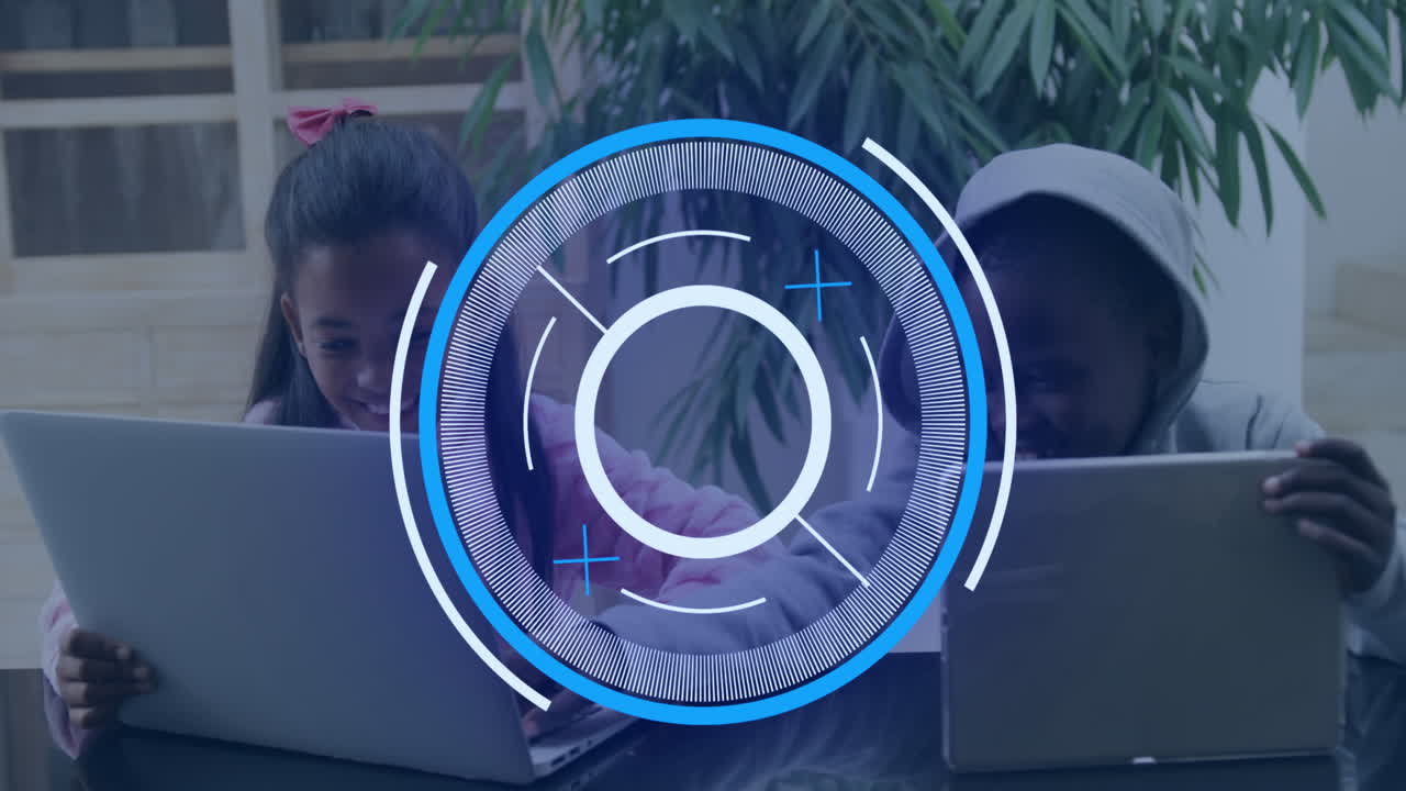 animación de escaneo de alcance sobre diversos escolares que utilizan computadoras portátiles